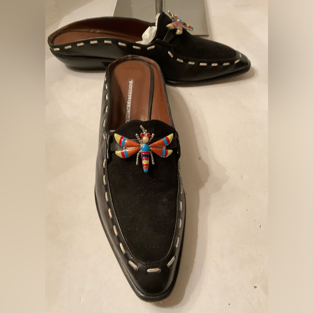 Donald Pliner blk western style beaded bug on toe.